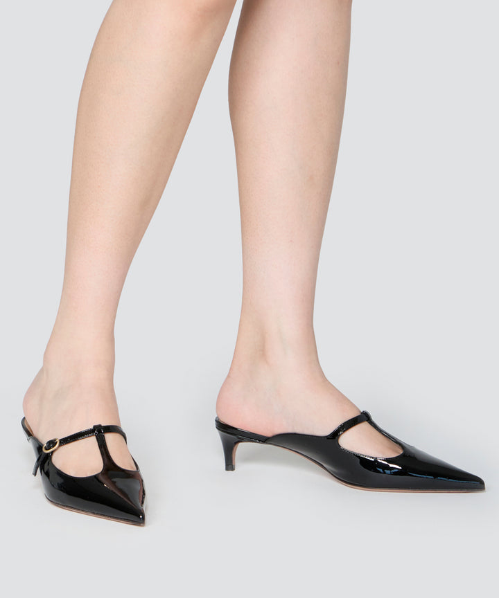 ブラック ポインテッドトゥパンプス　ペリーコ　ストラップ　フラット PELLICO | Tストラップ パンプス 3.5cm BLACK - アマンオンライン