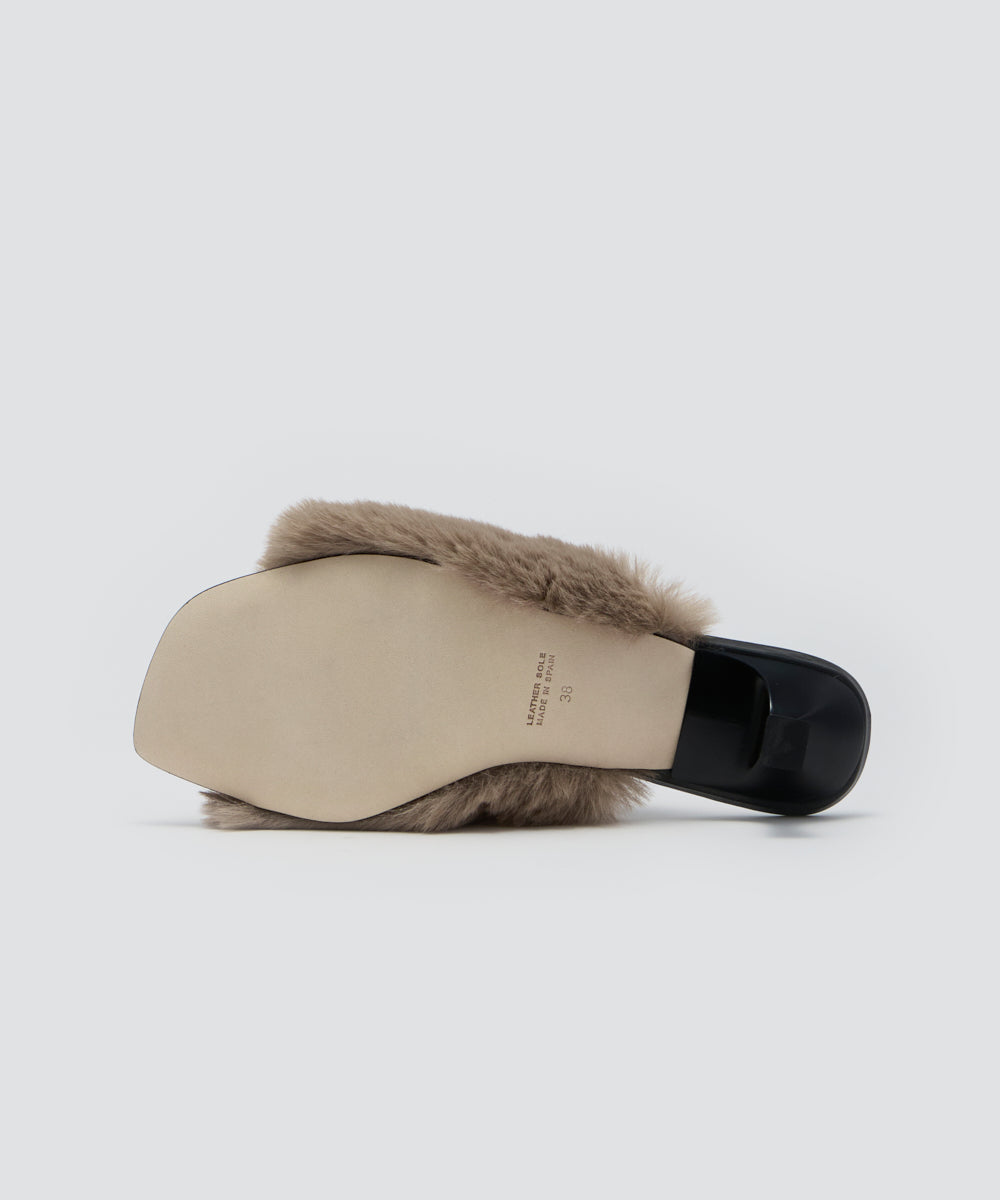 LORENA PAGGI ファーサンダル ベージュ　新品 LORENA PAGGI ファー サンダル ベージュ新品