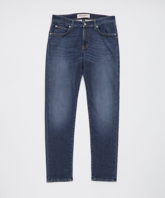 <b>スリムテーパードジャージーデニム</b><br>染めと組織にこだわった、<br>リアルなデニム風スラブ生地。
