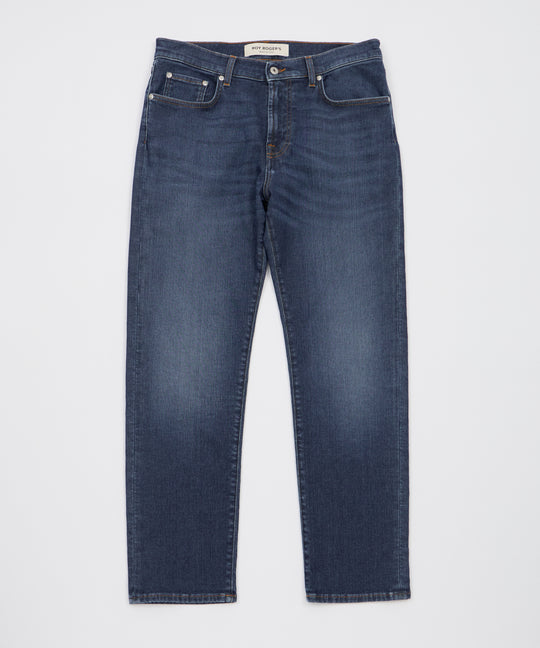 <b>レギュラーフィットデニム</b><br>ストレスフリーな穿き心地を実現。